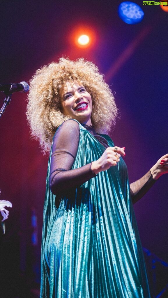 Vanessa da Mata Instagram - Um show doce e envolvente ❤️ Vanessa da Mata trouxe todos os seus sucessos para o palco do Clássicos do Brasil e criou uma atmosfera única. Que energia incrível! Confira a programação completa no site: www.classsicosdobrasilfestival.com.br (link na bio) Ingressos: @ingresse 🎥: @morivafilmes #ClassicosDoBrasil