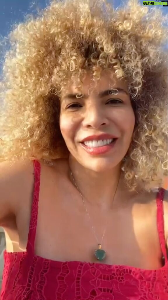 Vanessa da Mata Instagram - 🥭 É hoje, Rio de Janeiro! Estaremos hoje no @classicosdobrasil.festival na @marinadagloriario com o show VEM DOCE! Chamem os amigos e familiares e venham se divertir com a gente. Até já! 🎫 Ingressos à venda no link da bio. #vanessadamata #vemdoce #vemdoceoshow #turnêvemdoce #marinadagloria #classicosdobrasil