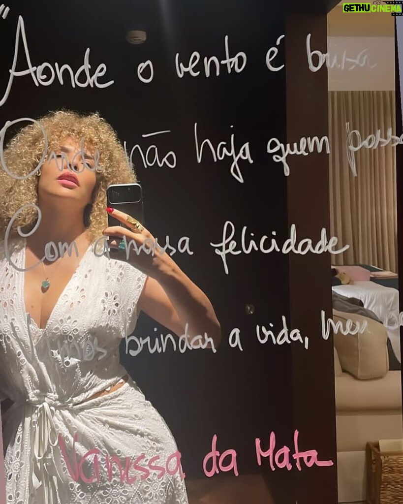 Vanessa da Mata Instagram - “Aonde o vento é brisa Onde não haja quem possa Com a nossa felicidade Vamos brindar a vida, meu bem” #VanessadaMata