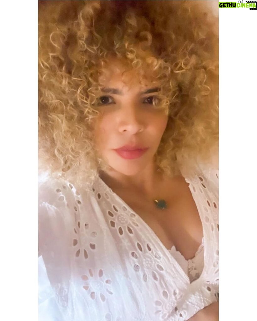 Vanessa da Mata Instagram - “No mais é preciso mudar quase tudo” 🎶 Eu Repetiria (Vanessa da Mata / Ana Carolina) Tudo, tudo que eu disse eu não me arrependo Desde quando eu te vi eu sinto Todo trauma do passado que trouxemos E que teríamos que desfazer No mais é preciso mudar quase tudo E de verdade limpar, se desfazer Não tolerar nosso ego absurdo Para deixar que o novo dia venha ser Pra que a gente não se frustre Pra que a gente não se machuque Pra que a gente não se iluda Pra que a gente baby, baby, baby Sabe tudo que eu disse pra você Eu repetiria #VanessadaMata #VemDoce #EuRepetiria