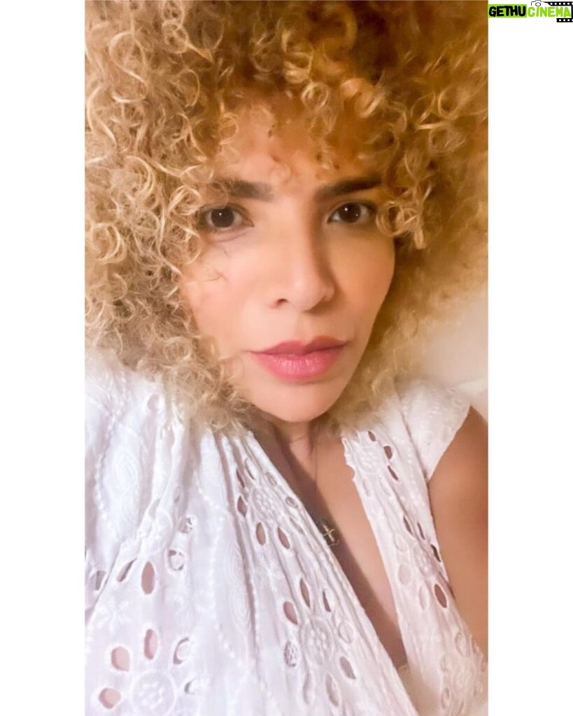 Vanessa da Mata Instagram - “No mais é preciso mudar quase tudo” 🎶 Eu Repetiria (Vanessa da Mata / Ana Carolina) Tudo, tudo que eu disse eu não me arrependo Desde quando eu te vi eu sinto Todo trauma do passado que trouxemos E que teríamos que desfazer No mais é preciso mudar quase tudo E de verdade limpar, se desfazer Não tolerar nosso ego absurdo Para deixar que o novo dia venha ser Pra que a gente não se frustre Pra que a gente não se machuque Pra que a gente não se iluda Pra que a gente baby, baby, baby Sabe tudo que eu disse pra você Eu repetiria #VanessadaMata #VemDoce #EuRepetiria