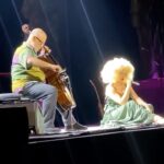 Vanessa da Mata Instagram - 🥭🎶Participação maravilhosa do @morelenba1 ontem no @qualistage, tocando seu cello maravilhoso. Um baluarte da nossa música, um dos melhores, de quem eu tenho grande honra de ser amiga e tê-lo como mentor instrumental, musical. Obrigada Jaquinho! 🌹 Vídeo: @macumbadebeijofc / @milenecristinag #VemDoce #VanessadaMata Qualistage