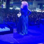 Vanessa da Mata Instagram - Recorde de público hoje na praça da matriz em ilhéus! Muito, muito obrigada pelo canto, tantas crianças, tantos amigos e famílias. Nossa homenagem à primeira compositora de samba @donaivonelara que tem tantas lindíssimas canções junto com outros compositores. “Sonho meu” foi composta com Dercio Carvalho