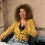 Vanessa da Mata Instagram - 😀 Rindo com você (Vanessa da Mata) “Foram tantos anos sem te encontrar Quanto você mudou desde lá Mudei demais também Parece que foi uma vida atrás A pausa da ampulheta em nós Mas o tempo não dissolve Ligações antigas Dentro, em meu coração Já curaram as feridas Outro dia eu acordei De um sonho, coisa linda Rindo com você É tão bom te encontrar Sempre gostoso te rever Espero que esteja feliz E só as coisas boas fiquem” 👉Ouça a música completa no youtube.com/vanessadamata #VanessadaMata #VemDoce #Rindocomvocê
