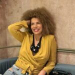 Vanessa da Mata Instagram - 😀 Rindo com você (Vanessa da Mata) “Foram tantos anos sem te encontrar Quanto você mudou desde lá Mudei demais também Parece que foi uma vida atrás A pausa da ampulheta em nós Mas o tempo não dissolve Ligações antigas Dentro, em meu coração Já curaram as feridas Outro dia eu acordei De um sonho, coisa linda Rindo com você É tão bom te encontrar Sempre gostoso te rever Espero que esteja feliz E só as coisas boas fiquem” 👉Ouça a música completa no youtube.com/vanessadamata #VanessadaMata #VemDoce #Rindocomvocê
