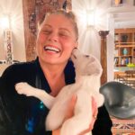 Vera Fischer Instagram - . Olhem só que amor é a #branca 🤍 Chegou assim pequenina na casa de @tadeuaguiaroficial e @eduardo_bakr Dose tripla de fofura 🐶♥️ Mas agora... ela é a pestinha da casa, deixa todos malucos 🤯🤯 Heheheh 🫶 Amor é isso e um pouco mais. Beijokas amados 😽 Sua gateira Vera