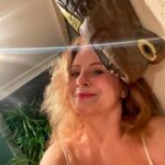 Vera Fischer Instagram - . Amados Ahh coisa boa voltar pra casa 🏡 Amo trabalhar ✈️🎭 Mas amo voltar pro lar e meus amores 🐈🐈‍⬛🪴 Uma linda semana pra todos com saúde e paz ✌️ Desde sempre Sua 💐 Vera