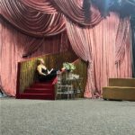 Vera Fischer Instagram - . 🎭 Palco é trabalho, casa e descanso. 🏠🏝️ Nele me perco pra encontrar outras. 👵🦹‍♀🤹‍♀🤽‍♀👩‍🦲👩‍🎤👩‍💻🧑‍🚒Nesse palco sou 🍷Venenum... 🍯 Sou Dulce... 🐍 Sou Carmona 🐍. Obrigada pelo registro 📷@eduardo_bakr 💗 Estamos no @teatrorenaissance Sextas às 21h | Sábados às 19h | Domingos às 17h Ingressos: link na Bio✨ Teatro Renaissance