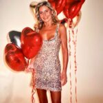 Vera Fischer Instagram - . Amados ❤️ Hoje é dia de saudar a entrada de 2024 🙏🏻🙏🏽 ✨🎇✨🎇✨🎇✨🎇✨🎇✨ Agradecer o ano que passou, ter mais empatia, perdoar os seus erros (e os dos outros) oferecer mais amor, pedir por paz e vamo que vamo com energia, coragem e alegria 💪🏼😁💫 🎊Boas Festas 🎉 🥂Cheers 🫶