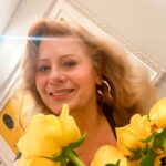 Vera Fischer Instagram - . Queridos 💛🌼💫💛🌼💫💛🌼💫💛🌼💫 Voltando à vida cotidiana depois do natal, mas sempre com flores, pela beleza, pelo perfume e pela ternura. São pra vcs 🙌 Uma linda terça-feira pra todos 🤗Sua Vera