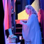 Vera Fischer Instagram - . Meus queridos 📸🎭 Fotos de Back stage da peça por @eduardo_bakr 😁 É comédia mas tem momentos dramáticos também 🥺 Estamos esperando vcs 💜💜💜💜💜💜💜 Carinho dessa sua Vera 🦄 . @teatrorenaissance Sextas às 21h | Sábados às 19h | Domingos às 17h Ingressos: link na Bio ✨ Teatro Renaissance