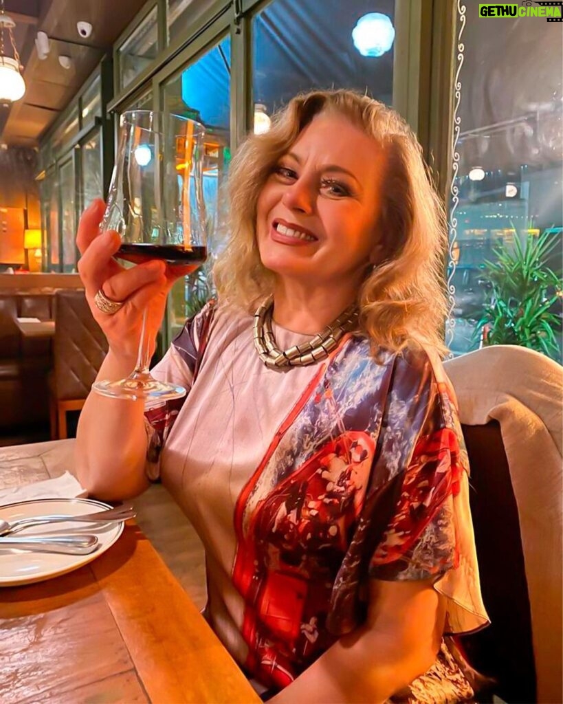 Vera Fischer Instagram - . ✨🍷 IN VINO VERITAS✨ Uma deliciosa terça-feira pra todos Beijos 🍇 Com gostinho de uva Sua Vera