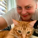 Vera Fischer Instagram - . Sextou ❤️ Com 🐈‍⬛ Aisha Com 🐈Yuki 🐾❣️🐾❣️🐾❣️🐾❣️🐾❣️🐾 Os meus amores peludinhos 🫠 Nada mais puro e lindo que o amor dos nossos pets Uma sexta feira bemmm gostosa e cheia de graça pra vcs 🫶 Sua hummm hoje, Veroca 😉 . #adote #pets #alegria# vida