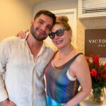 Vera Fischer Instagram - . 🫶 Meus Amores 💛😍 Todo mundo sabe que Binho e Victor são amigos que eu amoooo 🥰 demais, né? Mas o que quero contar é novidade. Esses dois profissionais @drvictorbechara e @binhoalencar vão cuidar da minha saúde e bem estar. 😎🪞☺️ Vocês sabem que eu ainda não fiz procedimentos invasivos no rosto, só clareamento em manchas de ☀️⛱️🧴sol. Escolhi o Dr. Victor Bechara, 🩺dermatologista, para me auxiliar a cuidar da minha pele pq ele respeita as formas, a naturalidade e a minha convicção de ainda não querer fazer nada que interfira nas minhas expressões que são minhas ferramentas de trabalho. 🎭📺🎞️🎥💃🎬🎯 Estou sendo cuidada em um ambiente aconchegante e bem fácil de chegar. 🚕🚶‍♀️🚉 Vou dividindo com vocês aqui os tratamentos que farei para cuidar da minha saúde. Combinado?🤝 Beijos dessa Vera cheia de novidades.🤗😉😜