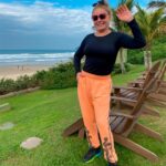 Vera Fischer Instagram - . Amores meus 🌴 Quem aí adivinha onde eu estou? 🌳🌴🌊☀️🪸 Quem souber ganha um beijo na bochecha hummm sabor 🍓🍒🍉🍓🍇🍊Qual preferem? Podem mandar que respondo ok galera ♥️ Uma alegre e colorida quarta-feira pra todos 🥰 Sua Veroca
