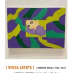 Vera Fischer Instagram - [ VENDA ABERTA ] Estão valendo os lances para a linda obra do artista Vera Fischer @verafischeroficial nesta edição da @aartenafonte em favor da @retirodosartistas.org.br . . * A Arte na Fonte não possui lance inicial . Ou seja qualquer lance já está valendo! 💚🍀 ⠀ ⠀ ⠀ ⠀ ⠀ ⠀ ⠀ ⠀ ⠀ ⠀ ⠀ ⠀ ⠀ ** Para dar seu lance comente o valor desejado neste post. Vence o maior lance comentado até/durante o encerramento ao vivo pelo instagram @arte_na_fonte , QUARTA 13/12/2023, a partir das 19:00! *** Serão válidos também os lances feitos durante a transmissão ao vivo! O valor mínimo para subir o lance é de R$10 acima do lance anterior. ⠀ **** Parte de todo valor arrecadado será destinado o Retiro dos Artistas @retirodosartistas.org.br ⠀ ⠀ ⠀ . ———- Nome: “Glamour” . . Artista: Vera Fischer @verafischeroficial Técnica: acrílica sobre tela. Tamanho: 65cm x 92cm Ano: 2006 Vera Fischer dá inicio a um projeto ousado e plural que apresenta a produção artística da atriz pouco conhecida pelo grande público. Durante os 50 anos de sua carreira, Vera Fischer escreveu livros, desenhou joias e pintou quadros. Agora, compartilha com os seus fãs de todo o mundo o talento e a diversidade do seu trabalho. Mulher2 (Mulher ao Quadrado) é uma coleção de quadros em que Vera retrata suas Mulheres. Essas mulheres, múltiplas, elevadas à sua potência, multiplicadas sucessivamente por si mesmas, são, ao mesmo tempo, vítimas enquadradas em parâmetros sociais historicamente machistas, violentos. Tomada por esses sentimentos Vera Fischer produziu, entre os anos de 2006 e 2007, uma coleção de quase 200 pinturas. Idealização: . Ponte Cultural @pontecultural.Art . . Realização . Arte na Fonte @aartenafonte . . Apoio: . Amstel @amstelbr . Vogue Square @voguesquareoficial . Retiro dos Artistas @retirodosartistas.org.br