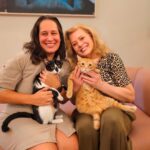 Vera Fischer Instagram - . Amados meus ❤️ Vou apresentar à vcs a dama que cuida dos meus filhos/ pets ❤️🐈‍⬛❤️🐈 Doutora vet @julia.ehrlich uma pessoa mto especial que fez a castração da Aisha ❣️🐈‍⬛❣️e deu todo o suporte que eu precisava. Aliás, cuidou do Yuki 🐈❣️também. A Aisha desenvolveu uma gravidez psicológica e teve febre alta e os seios cheios de leite Fiquei 🥹💔 Mas… deu tudo certo. A eficiência da Júlia, aliada a enfermeira @amandageorgia11 que fez os curativos, foi um sucesso 🙌 Eu aprendi a dar os medicamentos da Aisha 2 vezes por dia pra secar o leite. Fácil? Não, não é. 🫶Mas é a saúde dos meus filhotes 😽😽 Tudo deu certo 🙏 Obrigada minhas queridas ❤️❤️ Um domingo com muito amor ❤️🥰 eu, ❣️🐈Yuki e ❣️🐈‍⬛Aisha