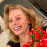 Vera Fischer Instagram - . Amados 🌺🍃 Poesia, sempre a poesia … O mar é meu 🌊 O sol é meu ☀️ A terra é minha 🪴 E sinto-me feliz por nada, por tudo . Clarice Lispector ✍️ VIDAS Um sábado abençoado pra todos nós 🙌 Sua, todos os dias 🌺🍃 Vera