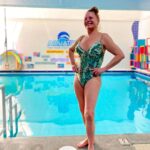 Vera Fischer Instagram - . Sabadou 💦🧜‍♀️ E eu cuidando do corpitcho na @aquatop.rj , que é uma academia de ginástica 🤸‍♀️ 🏋️‍♀️, escola de natação 💦🏊‍♀️, fisioterapia aquática 🧘🏽‍♂️e treinamento para profissionais. No meu caso, é fisio na piscina aquecida e estou tendo ótimos resultados 🙌🏼 A água quente relaxa a musculatura e posso fazer todos os movimentos sem dor. Bora se cuidar? Bora ser feliz? 🤗Um finde maravilhoso pra todos com beijos sabor 🧂&💧sal/cloro Sua Vera Aquatop - Escola de Natação