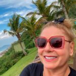 Vera Fischer Instagram - . Amores meus 🌴 Quem aí adivinha onde eu estou? 🌳🌴🌊☀️🪸 Quem souber ganha um beijo na bochecha hummm sabor 🍓🍒🍉🍓🍇🍊Qual preferem? Podem mandar que respondo ok galera ♥️ Uma alegre e colorida quarta-feira pra todos 🥰 Sua Veroca