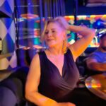 Vera Fischer Instagram - . Amores 🌃🥃✨🎸🎤💫🌃 Noite deliciosa em Sampa, no @telefonespeakeasy ambiente classudo de jazz, cheio de bossa, fomos recepcionados pelas queridas Daniela @dferigato e Erika, @erikabc.c 💃💜🕺🏻💫🎵🎶🎉 Fomos recebidos com muita gentileza e carinho. O trio musical passa pelo jazz, blues e pop com brilhantismo👏👏👏 @andrea_fernandes7 canta MUITO! Excelente trio ✨ Excelente noite, com gente divertida, bonita e agradável. 💓 Muito obrigada Dani, seu time é impecável. Uma linda segunda-feira à todos . Muito amor 😉 Dessa sua Vera