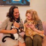 Vera Fischer Instagram - . Amados meus ❤️ Vou apresentar à vcs a dama que cuida dos meus filhos/ pets ❤️🐈‍⬛❤️🐈 Doutora vet @julia.ehrlich uma pessoa mto especial que fez a castração da Aisha ❣️🐈‍⬛❣️e deu todo o suporte que eu precisava. Aliás, cuidou do Yuki 🐈❣️também. A Aisha desenvolveu uma gravidez psicológica e teve febre alta e os seios cheios de leite Fiquei 🥹💔 Mas… deu tudo certo. A eficiência da Júlia, aliada a enfermeira @amandageorgia11 que fez os curativos, foi um sucesso 🙌 Eu aprendi a dar os medicamentos da Aisha 2 vezes por dia pra secar o leite. Fácil? Não, não é. 🫶Mas é a saúde dos meus filhotes 😽😽 Tudo deu certo 🙏 Obrigada minhas queridas ❤️❤️ Um domingo com muito amor ❤️🥰 eu, ❣️🐈Yuki e ❣️🐈‍⬛Aisha