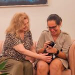 Vera Fischer Instagram - . Amados meus ❤️ Vou apresentar à vcs a dama que cuida dos meus filhos/ pets ❤️🐈‍⬛❤️🐈 Doutora vet @julia.ehrlich uma pessoa mto especial que fez a castração da Aisha ❣️🐈‍⬛❣️e deu todo o suporte que eu precisava. Aliás, cuidou do Yuki 🐈❣️também. A Aisha desenvolveu uma gravidez psicológica e teve febre alta e os seios cheios de leite Fiquei 🥹💔 Mas… deu tudo certo. A eficiência da Júlia, aliada a enfermeira @amandageorgia11 que fez os curativos, foi um sucesso 🙌 Eu aprendi a dar os medicamentos da Aisha 2 vezes por dia pra secar o leite. Fácil? Não, não é. 🫶Mas é a saúde dos meus filhotes 😽😽 Tudo deu certo 🙏 Obrigada minhas queridas ❤️❤️ Um domingo com muito amor ❤️🥰 eu, ❣️🐈Yuki e ❣️🐈‍⬛Aisha