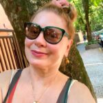 Vera Fischer Instagram - . Amores 🌳Aprendendo a amar a minha rua, meu bairro, minha vizinhança 🌲 🏡 Amo minha casa e tudo que existe nela ❤️🐈🐈‍⬛❤️🌿🌷🌿🪴🪴🪴🍃💐🍃 E me amo mais. Uma linda quarta-feira pra todos com meu carinho 🥰Sua Vera