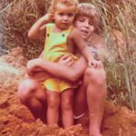 Vera Fischer Instagram - . Rafaelinha 💓 1 ano e 9 meses —🌸 No sítio em Xerem, com seu irmão #rodrigomehler 🙏🏻 e com um amiguinho chamado Manuel… e com a mam’s 🥰🥰 1980
