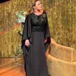 Vera Fischer Instagram - “A alegria alheia incomoda... Venenosa!” 🎶🐍🍷 Carmona está esperando no 🎭 @teatrorenaissance . Sextas às 21h | Sábados às 19h | Domingos às 17h Ingressos: link na Bio✨ . #quandoeuformaequeroamardessejeito #verafischerindica Teatro Renaissance