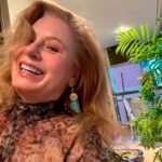 Vera Fischer Instagram - . “Sou o que os que os que me conhecem inventam. Sou o que dizem de mim. E o que calo. Sou o que, com, sinto. Sou o espetáculo da loucura que quero ver nas caras chocadas. Como o exibicionista que mostra seu sexo murcho ou o que mostra seu sexo rijo e goza vendo o terror nos olhos de suas vítimas. Se eu sou louca? Eu sei que não sou, às vezes. Minha filha grita que eu finjo. Não facilito nossas conversas. Mal sabe ela que nas horas que converso direitinho estou fingindo.” Um trecho do livro 📘 A NATUREZA DA MORDIDA ✍️CARLA MADEIRA Indico esse livro 📖 por seu interesse profundo pelos conflitos humanos, direto, sofisticado e envolvente. 💙🩵💙🩵💙🩵💙🩵💙🩵💙 Muito carinho Da sua Vera . #VeraFischerINdica @editorarecord