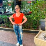 Vera Fischer Instagram - . Oiê amores 🧡 Já to com saudades de Sampa 🏙️ De fazer passeios com a Martinha @martaparet 💚 pelos parques da cidade, cheios de verde, com árvores belíssimas 🌳☘️🌿🌴🍃🌲🍃 de visitar as feirinhas de artesanato e antiques, de andar no meio da multidão, que, de vez em quando se espanta e…. “ó a Vera Fischer!” “é mesmo a Vera Fischer?” HAHahah 🥰adoroooooo ❣️ Já já estaremos de volta São Paulo 🎭 Aguardem! Beijokas de terça-feira Dessa quem? Ahhh sim, é dela mesmo heheheh 🦋sua Vera