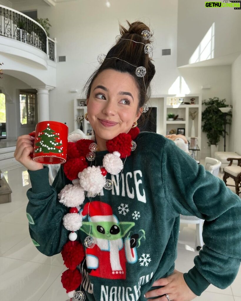 Veronica Merrell-Burriss Instagram - Roni-Lou Who 💚🎁