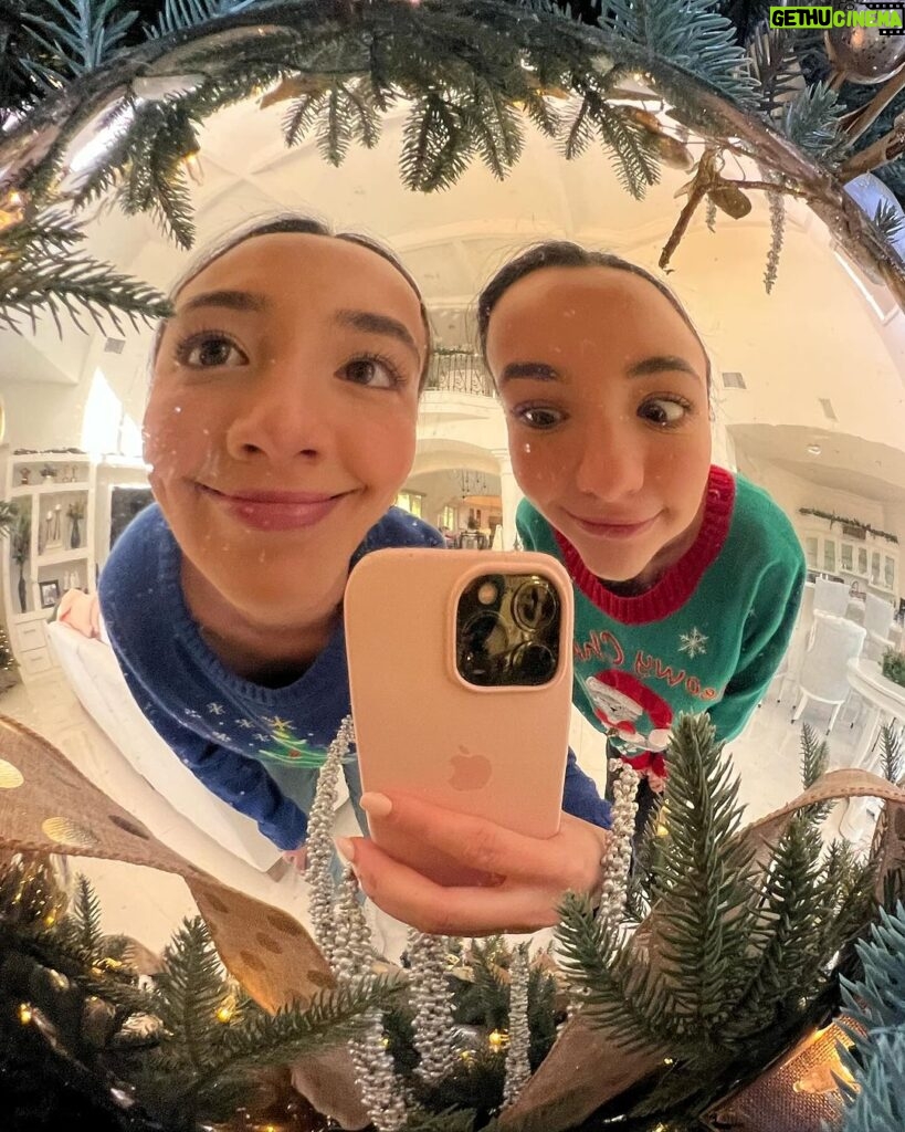 Veronica Merrell-Burriss Instagram - We’re in a silly goofy mood🤪🎄