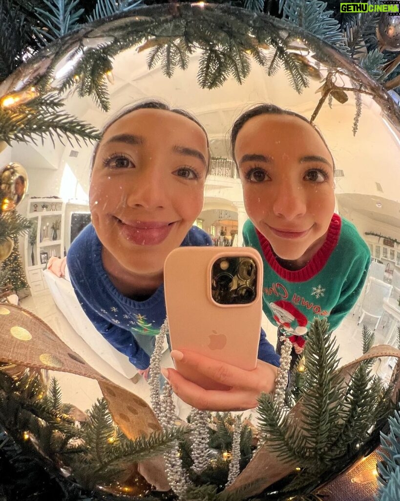 Veronica Merrell-Burriss Instagram - We’re in a silly goofy mood🤪🎄