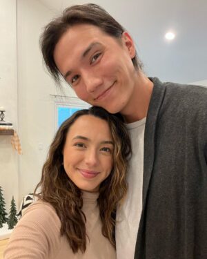Veronica Merrell-Burriss Instagram - Leg day🍗🥧

Grateful for all that 2022 has blessed us with💜