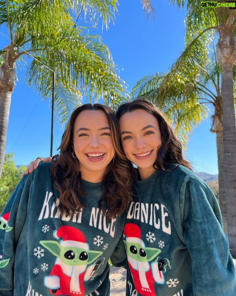 Veronica Merrell-Burriss Instagram - Merry California Christmas🌴🎅🏼🎁🎄Hope your day is filled with love & laughter♥️☀️
