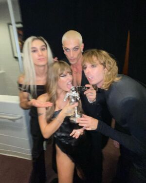 Victoria De Angelis Instagram - Hair extensions as best nipple cover😇 best rock at VMA’s!!thank youu all so much💋