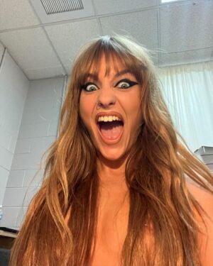 Victoria De Angelis Instagram - Hair extensions as best nipple cover😇 best rock at VMA’s!!thank youu all so much💋