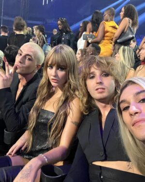 Victoria De Angelis Instagram - Hair extensions as best nipple cover😇 best rock at VMA’s!!thank youu all so much💋