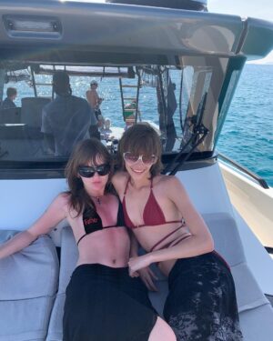 Victoria De Angelis Instagram - Burning hot!!
