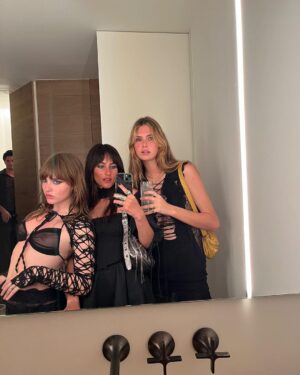 Victoria De Angelis Instagram - Burning hot!!