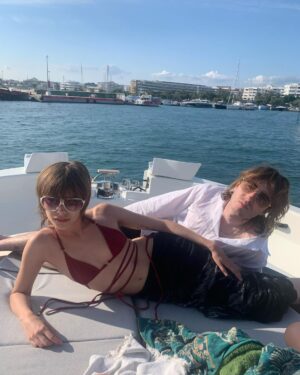 Victoria De Angelis Instagram - Burning hot!!