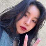 Wheein Instagram – –
마지막 공연인 LA를 끝으로
투어를 마치게 되었다.

코로나로 인해 전 세계가 힘든 시기를 겪으면서, 
우리들의 만남도
기약 없이 미뤄지게 되고
그렇게 버티고 기다리다 보니
3년이란 시간이 훌쩍 지난 지금에서야
약속을 지킬 수 있게 되었다.

인생은 참 자기 뜻대로 흘러가는 법이 없어서 
속이 많이 상하기도 하고,
잃는 게 생겨 서러워지는 순간들도
정말 많지만

그러기에 얻어지는 것들도 
깨닫게 되는 것들도 아주 많다는것.

그리고 그것이 얼마나 값진 것인지
이번 투어를 통해 더욱더 배울 수 있었다.

많은 감정들을 남겨준
전 세계 팬분들과 멤버들 덕분에
매 순간이 소중했네요 

모든 스태프분들과 관계자분들
또 매니저님들과 멤버들 
그리고 나 자신!
참 많이 그리웠던 이 시간들 동안
고생 많으셨습니다 
수고 많으셨어요 정말로!!!!!

–

And now the tour has
come to an end in LA.

As the world went through difficult times due to Covid-19, our meeting was
postponed without an end date.
I endured and waited so much
Only now, after three years have passed
was I able to keep my promise.
Life doesn’t always go the way you want it to, it’s very upsetting.
There are so many moments when you feel sad
because you have something to lose.

But there are many things to realize and gain from that
and know how valuable it is
I was able to learn a lot through this tour.

Thanks to fans and members all over the world
who gave us their hearts to us,
every moment was precious
To all staff, managers and members
and to myself!
During the times I missed you so much,
Thank you for your hard work. Really!!!!!

❤