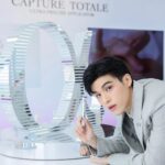 Wongravee Nateetorn Instagram - 🫠🤍 อยากให้มาลองสัมผัส Capture Totale Hyalushot ด้วยตัวเอง 🙌🏻 เพราะเป็นผลิตภัณฑ์ที่ตอบโจทย์อย่างตรงจุด ผิวดูนุ่มแน่นขึ้นและผิวบริเวณที่กังวลก็รู้สึกเรียบเนียนขึ้น มางานอีเว้นเดียวกับผมได้ ในวันที่ 13-14 มกราคมนี้ จองได้ที่ Line official @DiorThailand http://on.dior.com/linethp080124 สถานที่จัดงาน: Kronos Office Building- อาคารโครนอส ชั้น 27 ถนนสาทร #DiorHyalushot #DiorCaptureTotale #DiorBeauty @DiorBeauty