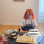 Yasemin Sakallıoğlu Instagram - Bayram kadınları iyi bayramlar diler😂