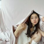 Yuko Araki Instagram - SNIDEL HOMEのイメージモデルを務めさせていただいています♡ SNIDEL HOMEは今回初めての撮影でしたが、緊張感がありながらもリラックスムードで楽しむことが出来ました☺️ 自分らしくお家でリラックスのできるアイテムが揃っています🍒 ぜひチェックしてみてください！
