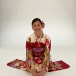Yuko Araki Instagram - 少し遅れてしまいましたが。 明けましておめでとう御座います‼︎ 元旦の能登半島での大きな地震。 被害に遭われた方々に謹んでお見舞いを申し上げます。 私自身、訪れて大好きになった穏やかな海や青々と生い茂る自然の綺麗さ、優しく迎えて下さったあたたかい能登の皆さんの笑顔が浮かび心苦しいです。 寒さもさらに厳しくなっていくと思うのでくれぐれもお身体にお気をつけて、どの方々も、安全に安心して過ごせる場所で過ごしてくださいね。 これ以上の被害がない事を心から祈っています。 作品や投稿を通して、少しでもいつもの日常や明るい気持ちを届けていけたらと思います☺️ #スマホで写真年賀状 の現場にてお着物で撮影した新年の挨拶の動画を✨