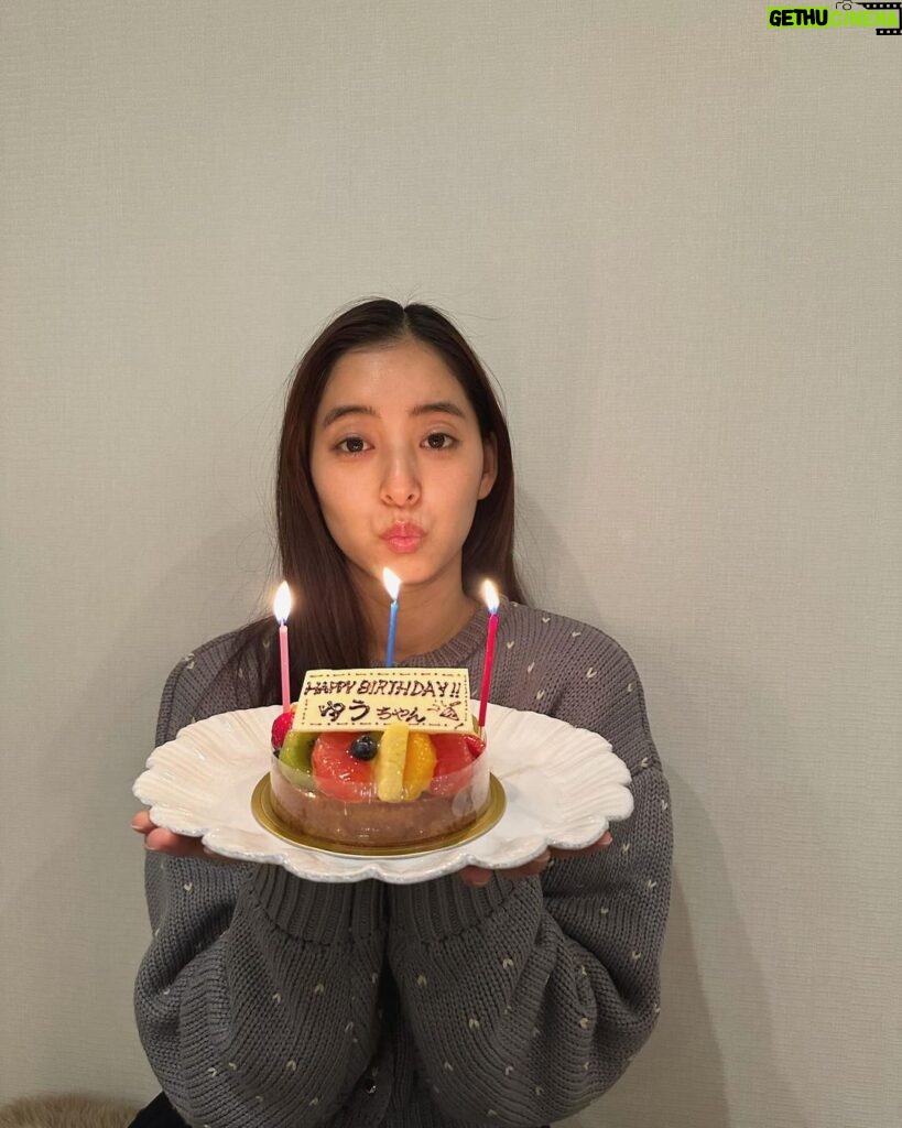 Yuko Araki Instagram - 本日、無事に30歳の誕生日🎂を迎えることができました♡‼︎ 夢の30代突入‼︎なんだかまだ信じられないようなふわふわした気持ちですが、 先日は大好きなファンの皆さまからバースデーソングを歌ってもらったり、ケーキももらったり♡ 幸せいっぱいな誕生日🎂を味わっています🥹‼︎ 20代本当にたくさんのお仕事をさせていただき、とにかくがむしゃらに駆け抜けた感謝でいっぱいの20代でした。 いつも本当にたくさんの応援をありがとうございます‼︎ 日付けが変わる瞬間はやはりまりちゃんがお仕事終わりケーキを持って🥹♡ 一緒にお祝いしてくれました🥰 30代もずーーーっとよろしくね♡らぶ