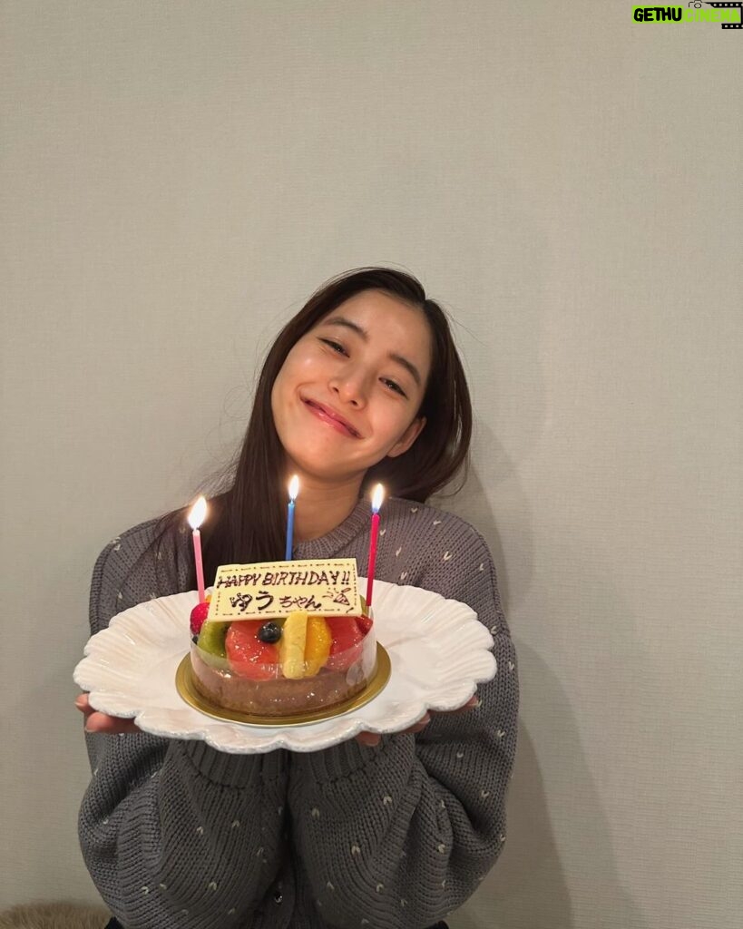 Yuko Araki Instagram - 本日、無事に30歳の誕生日🎂を迎えることができました♡‼︎ 夢の30代突入‼︎なんだかまだ信じられないようなふわふわした気持ちですが、 先日は大好きなファンの皆さまからバースデーソングを歌ってもらったり、ケーキももらったり♡ 幸せいっぱいな誕生日🎂を味わっています🥹‼︎ 20代本当にたくさんのお仕事をさせていただき、とにかくがむしゃらに駆け抜けた感謝でいっぱいの20代でした。 いつも本当にたくさんの応援をありがとうございます‼︎ 日付けが変わる瞬間はやはりまりちゃんがお仕事終わりケーキを持って🥹♡ 一緒にお祝いしてくれました🥰 30代もずーーーっとよろしくね♡らぶ